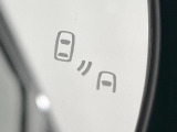 【ブラインドスポットモニター】走行中、ドアミラーの死角になりやすい箇所に後続車が接近するとサイドミラー付近に警告を表示、ドライバーに注意喚起をしてくれます。