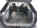 【トランクスルー機構】後席を前に倒してトランクルームとつなげ、長尺物の収納を可能にするトランクスルー機構も備えています。