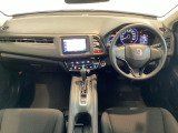 車内は光触媒抗菌消臭施工済です。インパネ周りはスタイリッシュなデザインです。グローブボックスやカップホルダーのほかにトレーなどたくさんの収納スペースが付いています。