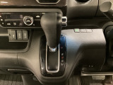 CVT車のセレクトレバーです。低速から高速まで、変速ショックのないスムーズな走りを実現するとともに、エンジン効率のよい領域を維持することで燃費にも貢献します。