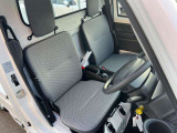運転席はくつろぎのプライベート空間! 車内をクリーニングしてお待ちしております!