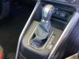 シンプルでとても使いやすいフロアシフトに、パーキングブレーキはハンドタイプのサイドブレーキです。