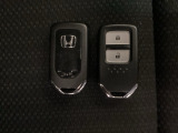スマートキーを装備しています。鍵を差し込むことなくドアロックの開け閉めと、スタートボタン操作でのエンジンスタートができます。スペアキーも同じものを用意しております。