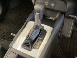CVT車のセレクトレバーです。低速から高速まで、変速ショックのないスムーズな走りを実現するとともに、エンジン効率のよい領域を維持することで燃費にも貢献します。