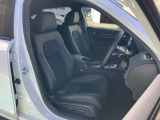 自社整備工場併設! 納車整備からアフターフォローまでお任せください。 車検や定期点検、オイル交換はもちろん、ナビやドラレコ、バックカメラ、ETC等の取り付けも当店にお任せください。