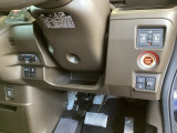 左側に高速で便利なETCがあり、また、便利な電動スライドドア、横滑りを防ぐVSAなどのスイッチは、運転席の右側、手の届きやすい位置にあります。