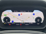スピードメーターなどの運転に必要な計器とともに、オーディオ・電話の操作画面や地図などを表示。レイアウトはステアリングスイッチで切り替えでき運転に集中しながら必要な情報を瞬時に得ることが可能。