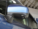 サイドカメラ装備 死角になる左フェンダー下付近が確認できます。細い道路を通行する時の強い味方、ストレスが軽減できますので、運転に集中できます。