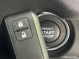 【キーレススタートシステム】カバンやポケットに入れたままでもドアの施錠・解錠が可能なスマートキーを装備。エンジンのオン・オフ時もカギを取り出す必要が無いからとっても便利です♪