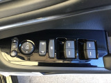 電動格納式ドアミラーのスイッチは運転席ドアにあります。