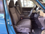運転席は、大きな座面と包み込むような背もたれがドライバーの身体全体をしっかり支えます。上質なシート素材と座り心地のよいクッションを採用し、長時間の運転やコーナーの多い道も快適です。