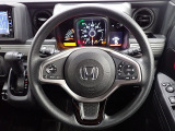 ハンドル左側にはオーディオ操作が出来るオーディオリモートコントロールスイッチ、右側にはHonda SENSINGとオートクルーズコントロールのスイッチを装備!
