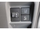 はみ出さないために路外逸脱抑制機能 クルマが車線をはみ出しそうになるのを防ぎ、車線内へ戻すように支援します。