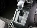 こちらのシフトは、車両にマッチしたデザインになっています!握りやすく、操作し易い配置になっていますので、いつも触れるシフトだからこそ、大切ですね!