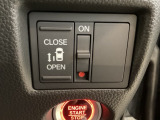 左側電動スライドドアは運転席からでも操作ができるように、ハンドル付近に開閉の操作スイッチが付いています。