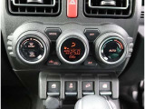 オートエアコンを装備しておりますので、四季を通じて車内を快適な温度に保つことが出来ます!高級感が有りますね!