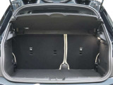 全面をファブリック処理したトランクルームはリアシートを倒す事でラゲージスペースの拡大が可能です。