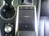 運転席から手の届きやすい場所にあるリモートタッチコントローラー