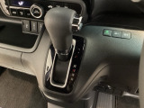 CVT車のセレクトレバーです。低速から高速まで、変速ショックのないスムーズな走りを実現するとともに、エンジン効率のよい領域を維持することで燃費にも貢献します。