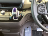 どのポジションにもワンアクションで操作できるインパネシフトに。パーキングブレーキはフットブレーキタイプです。