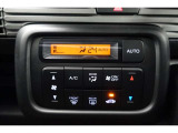 ★エアコンはオートタイプが装着済みです!オートモードにしておけば、車内温度を設定するだけで風の料や吹き出し口の切り替えを機械が行ってくれます!一年中快適な環境を作れますよ♪