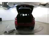 バックドアを上げた状態です。シートのアレンジ次第で荷室のスペースが広くなります!用途に合わせて快適な室内を!
