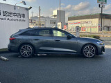 【助手席モニター付き】Audiの車両は、空気力学を考慮した流れるようなラインが強調されており、スポーティでエレガントな印象を与えます。