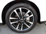 純正19インチアルミ!タイヤサイズは235/50R19です