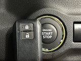 【キーレススタートシステム】カバンやポケットに入れたままでもドアの施錠・解錠が可能なスマートキーを装備。エンジンのオン・オフ時もカギを取り出す必要が無いからとっても便利です♪運転席シート廻りは使用感も