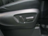 運転席はパワーシート装備です