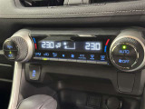 左右独立温度コントロールフルオートエアコンです。運転席、助手席それぞれで独立して温度設定ができます。冷え性の方が乗っても安心ですね♪