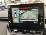パノラミックビューモニター付きです。車両を上から見たような映像をディスプレイオーディオ画面に表示。運転席からの目視だけでは見にくい、車両周辺の状況をリアルタイムでしっかり確認できます。