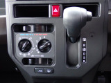 シフトとエアコンです。ダイヤル式のマニュアルエアコンになります。シンプルで使いやすい!