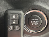【キーレススタートシステム】カバンやポケットに入れたままでもドアの施錠・解錠が可能なスマートキーを装備。エンジンのオン・オフ時もカギを取り出す必要が無いからとっても便利です♪