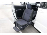 ウエルキャブ助手席リフトアップシート車です。