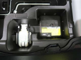 ラゲッジスペース床下にパンク修理キットを搭載しております。