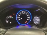 真ん中にスピードメーターを配した、見やすい3眼メーターになっています。右側のインフォメーション画面でオドメーターや燃費などの情報を確認できます。
