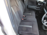 運転席と助手席は足元が繋がっているので自由に行き来しやすいので駐車場が狭いときでも助手席側からスムーズに乗り降りできて便利!