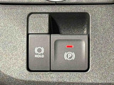 指先だけで簡単に操作が可能な電動パーキングブレーキを採用。「HOLD」スイッチを押すと、渋滞や信号待ちなどでブレーキペダルから足を離しても、ブレーキを保持するので安心です