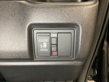 左側電動スライドドアは運転席からでも操作ができるように、ハンドル付近に開閉の操作スイッチが付いています。