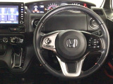 【ハンドル】運転にかかわる様々な操作を安全に行えるように視点移動が少なく操作性に配慮されたスイッチ類が凝縮されたコックピットです。