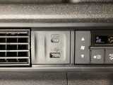 エアコン操作パネルの左側に、スマートフォンなどの充電可能なUSB端子と、音源などの外部入力の可能なUSB端子がついています。移動中に充電もできるので便利です。