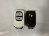 スマートキーを装備しています。鍵を差し込むことなくドアロックの開け閉めと、スタートボタン操作でのエンジンスタートができます。スペアキーも同じものを用意しております。