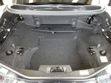 普段使いには十分な広さのトランクスペース!見た目以上に荷物が入るところが便利!ハードトップを収納している際は、ちょっとした荷物を入れるスペースも確保されております!