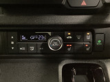 セレクトレバーの左上にオートエアコンがついてますので簡単操作で快適に過ごせます。シートヒータースイッチ内蔵で前席の左右別々に2段階で温度設定ができます。