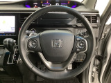 ハンドルにHondaセンシング系のクルーズコントロールやレーンキープアシストなどのスイッチと、オーディオの操作スイッチが装備されています。ハンドルから手を離さず安全に操作できます。