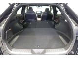 セカンドシートを倒した状態です。セカンドシートは独立可倒、荷物に合わせてラゲッジスペースをアレンジできます。