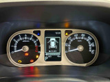 様々な車両情報を表示できるTFTマルチインフォメーションディスプレイを中央に配した視認性の高い大型2眼メーターです