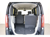 簡単に収納できる後部座席!大空間が出現します!シートアレンジが多彩な点も特徴です!レジャー用品も積み込めます!