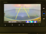 バックでの車庫入れも安心です! リアカメラが付いているバックモニター付のナビを装備しております。操作線もついており距離感も画面から確認できます。